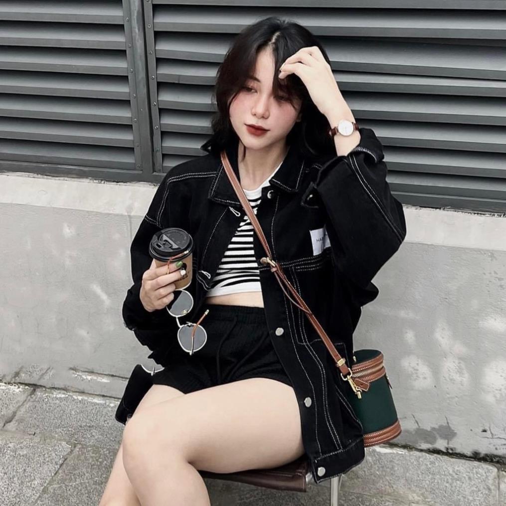 Áo Khoác Jeans Màu Đen Chỉ Trắng Và Xanh Nhạt Có Miếng Dán Trên Nắp Túi Dành Cho Nam Và Nữ JEAGOVN