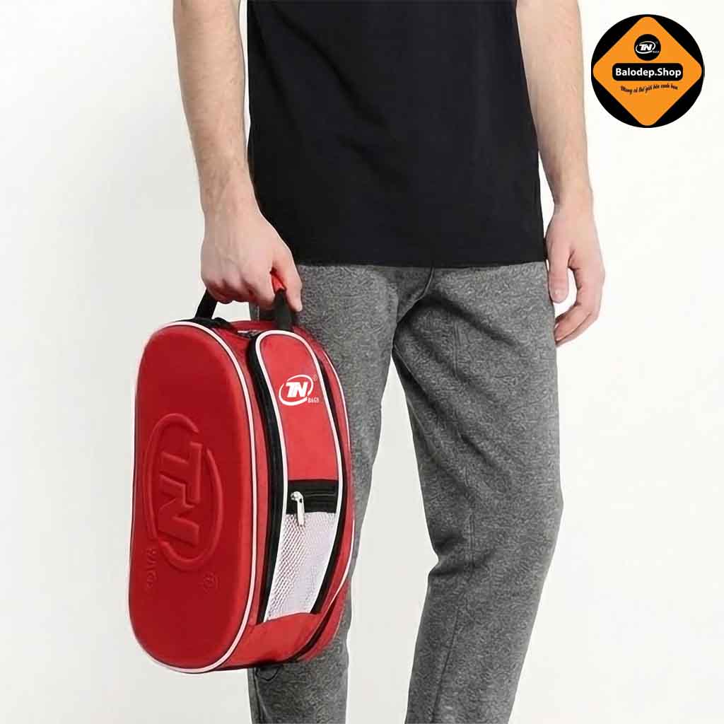 Túi Đựng Giày Thể Thao TNBags TN.B 9002 Màu Đỏ – Ngăn Rộng, Sang Trọng, Chống Nước, Logo Dập Nổi Cá Tính, Dây Đeo Thoải Mái!
