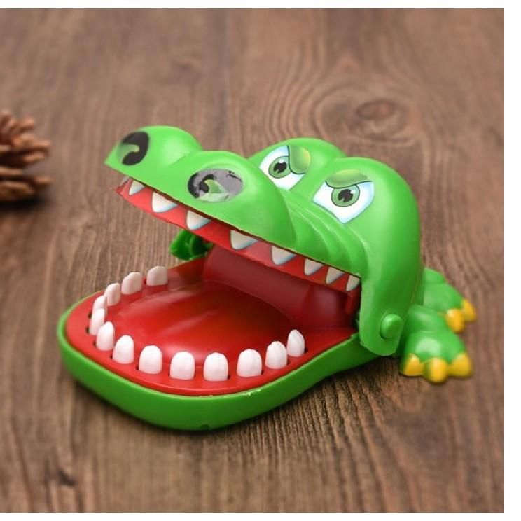 TRÒ CHƠI CÁ SẤU CẮN TAY LỚN
