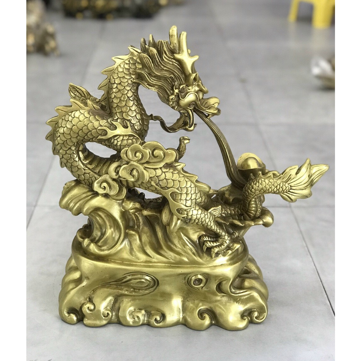 Rồng nhả thỏi vàng bằng đồng cao 42cm