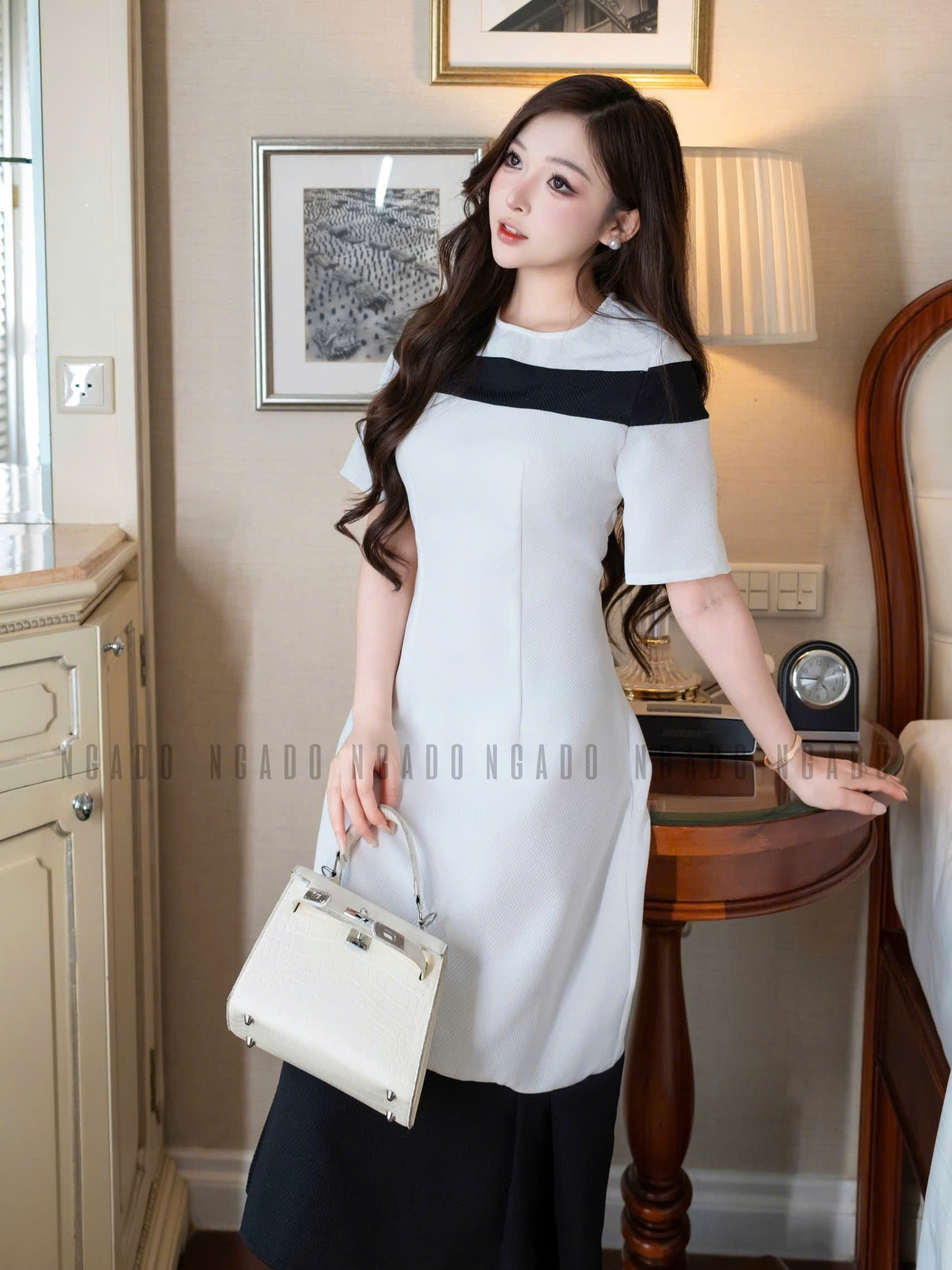 Đầm trắng cổ tròn phối đen NGADO