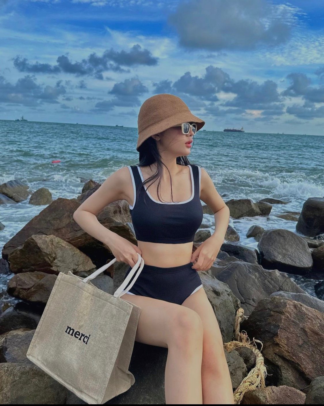Set bikini viền trắng dịu dàng cho nàng đi biển
