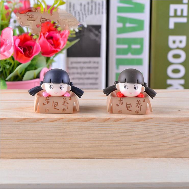 Mô hình em bé ngồi trong thùng giấy ngộ nghĩnh dễ thương  làm móc khóa, trang trí tiểu cảnh, DIY