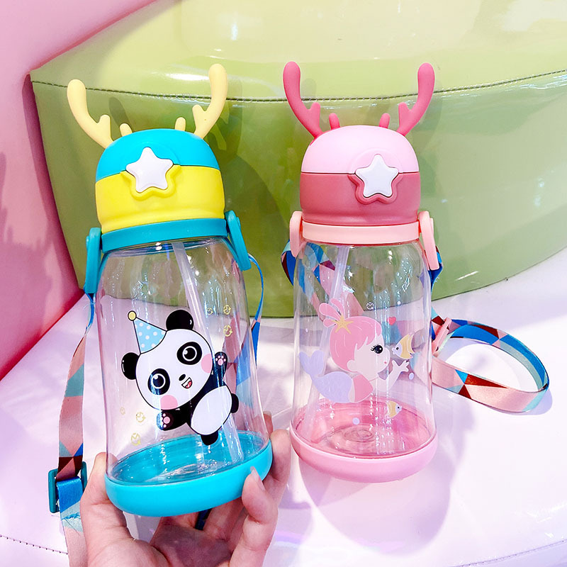 Bình uống nước có ống hút mềm dẻo cho bé dung tích lớn 600ml với thiết kế dễ thương phù hợp cho mọi bé trai bé gái