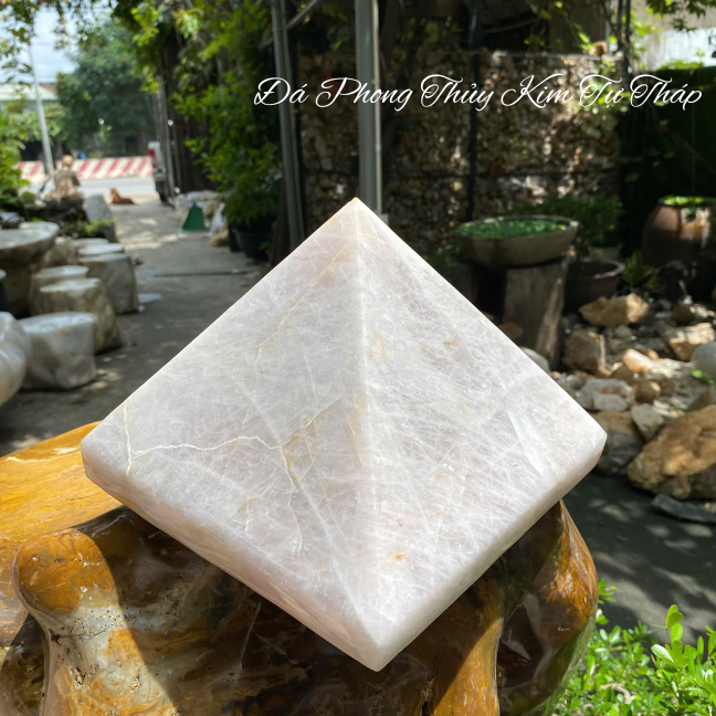 Đá phong thủy kim tự tháp NHASAN T714 nặng 8kg, cao 16cm x ngang 21cm