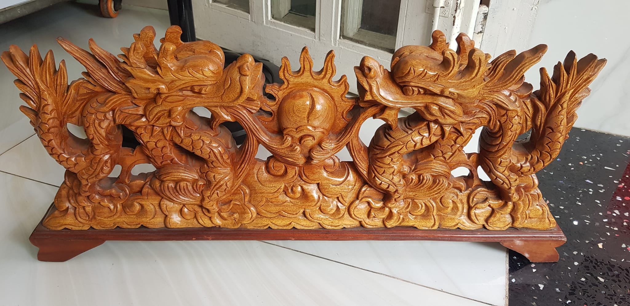 Tượng 2 Con Rồng Lượn Gỗ Gõ màu đỏ size Dài 64cm x Cao 17cm x Sâu 7cm 2 con rồng lượn phun lửa biểu tượng cho sức mạnh của người đứng đầu người lãnh đạo công ty, người chủ trong gia đình thật  trưng phòng khách , bàn làm việc to quà tặng ý nghĩa ạ