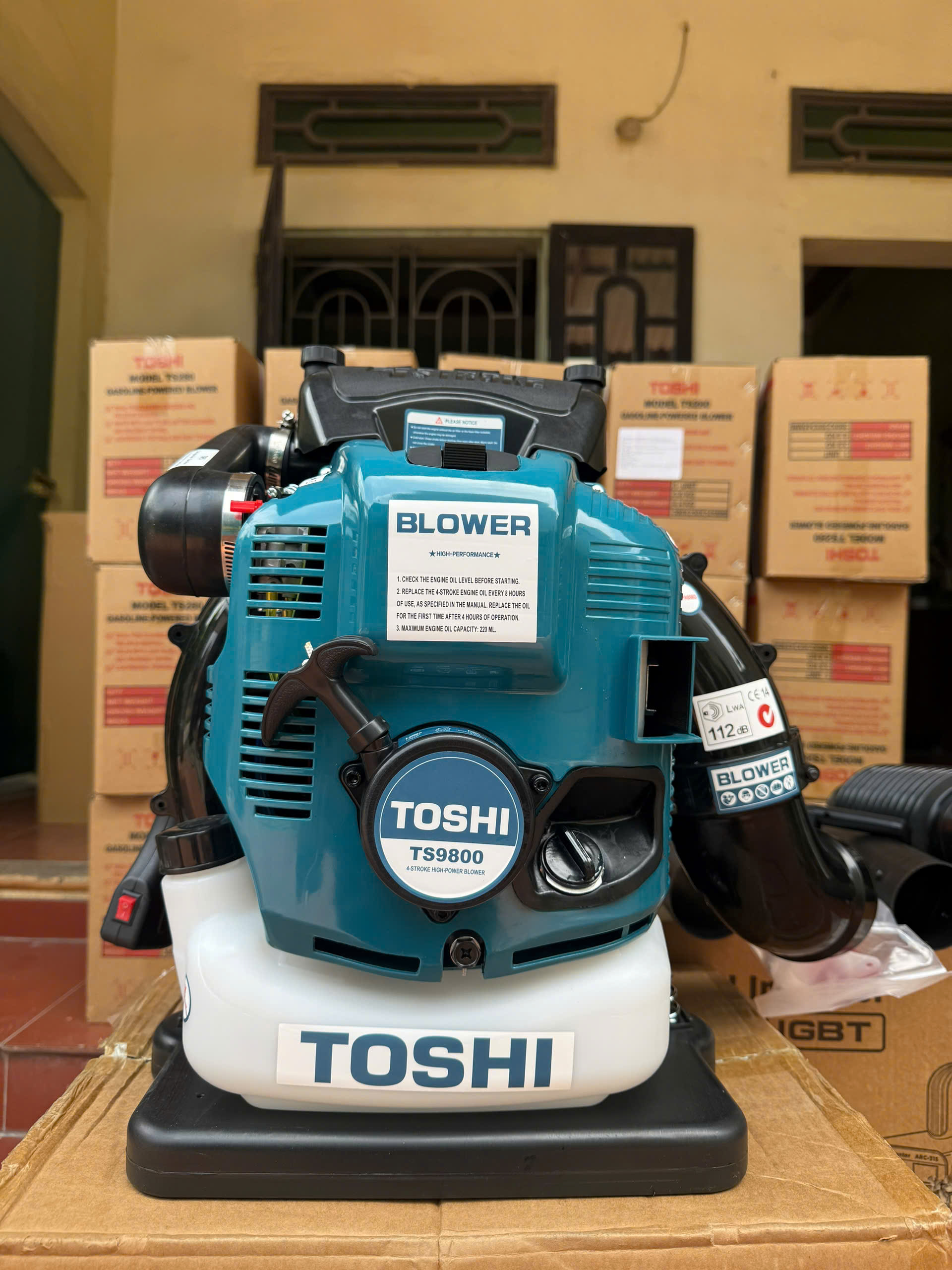 Máy thổi lá, thổi bụi công nghiệp 4 thì TOSHI 75.6CC CÔNG SUẤT 3.9kw