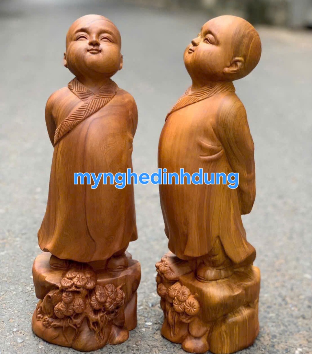 Tượng chú tiểu tùy duyên gỗ bách xanh thơm nức cao 20x8x6cm