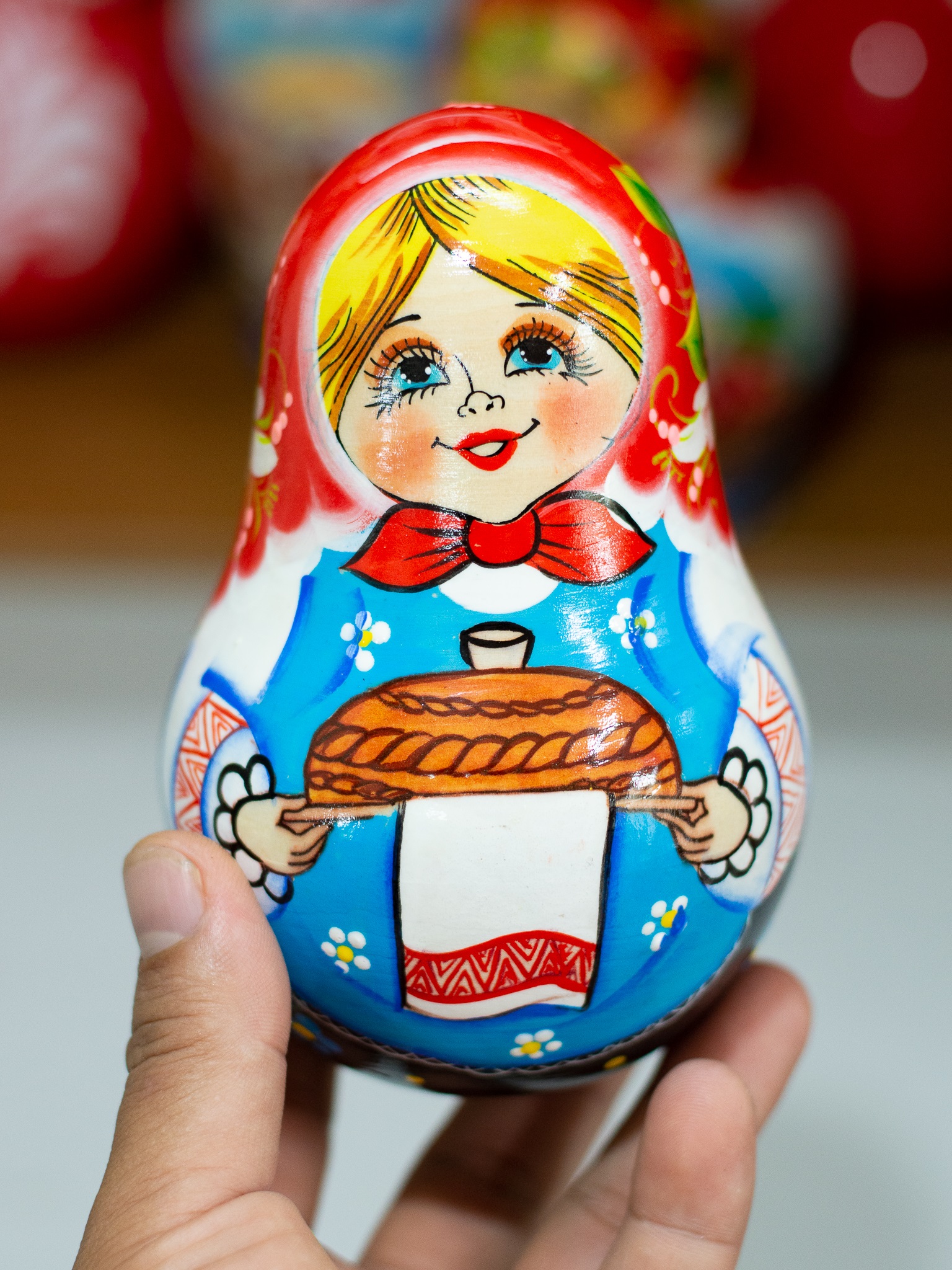 BÚP BÊ LẬT ĐẬT GỖ HOA VĂN "CÔ BÉ MỜI BÁNH MỲ" CAO 16CM