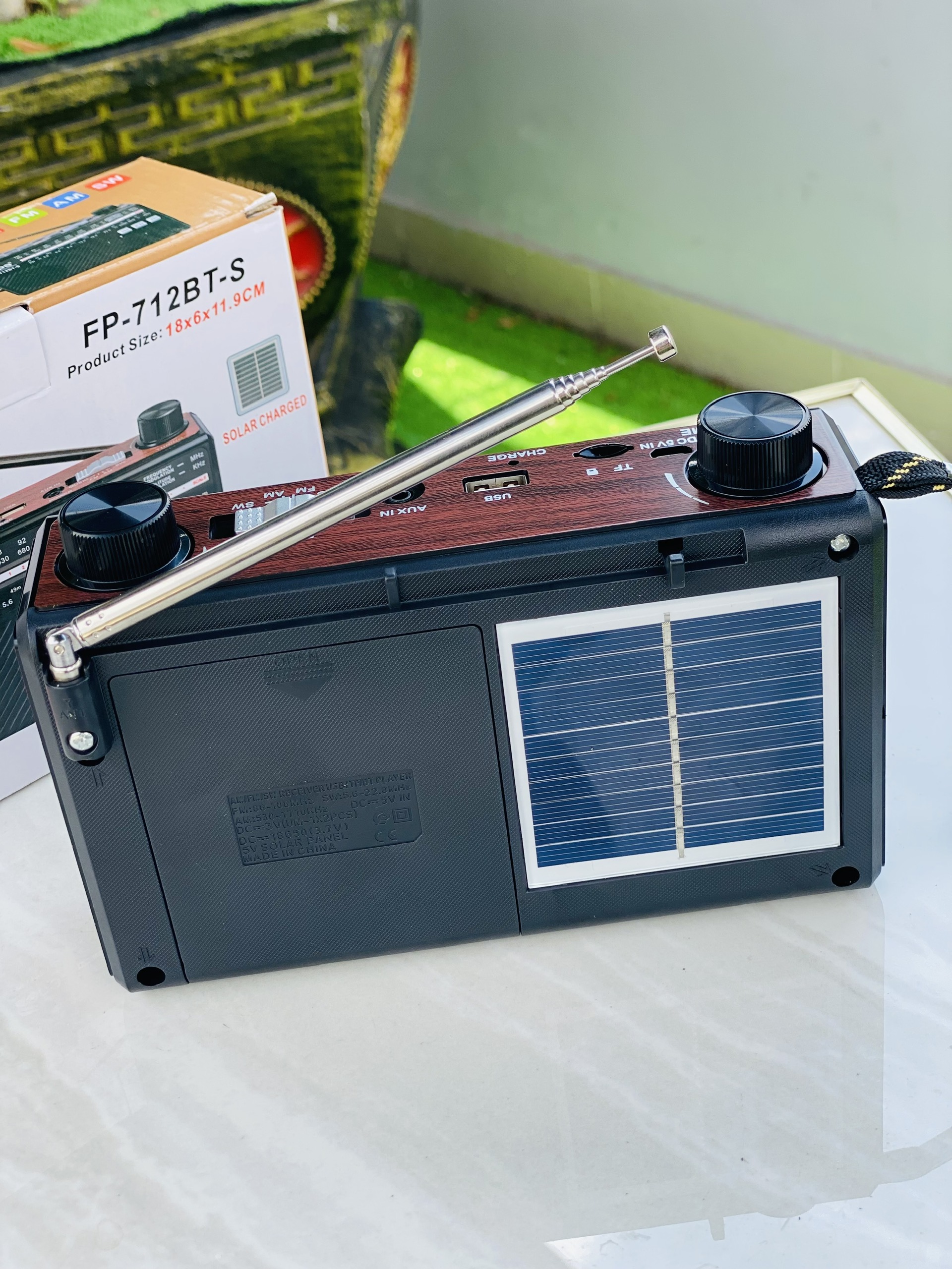 Đài radio FP712BT cổ điển vintage dùng pin sạc có năng lượng mặt trời quà tặng ông bà cha mẹ ý nghĩa hàng nhập khẩu