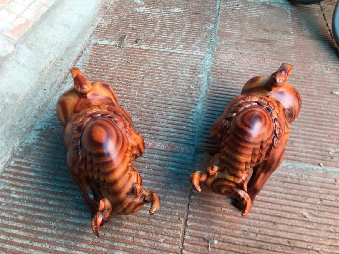 Tượng bò tót gỗ trắc dây