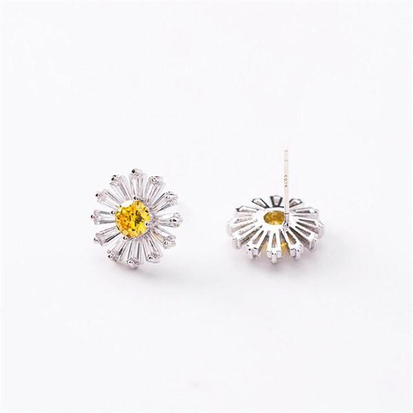 Bông tai nữ - Cúc đá nhụy vàng - màu silver