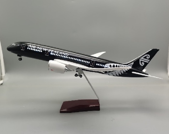 Mô hình máy bay Air Newzealand B777 có bánh xe và led (màu đen) 47cm