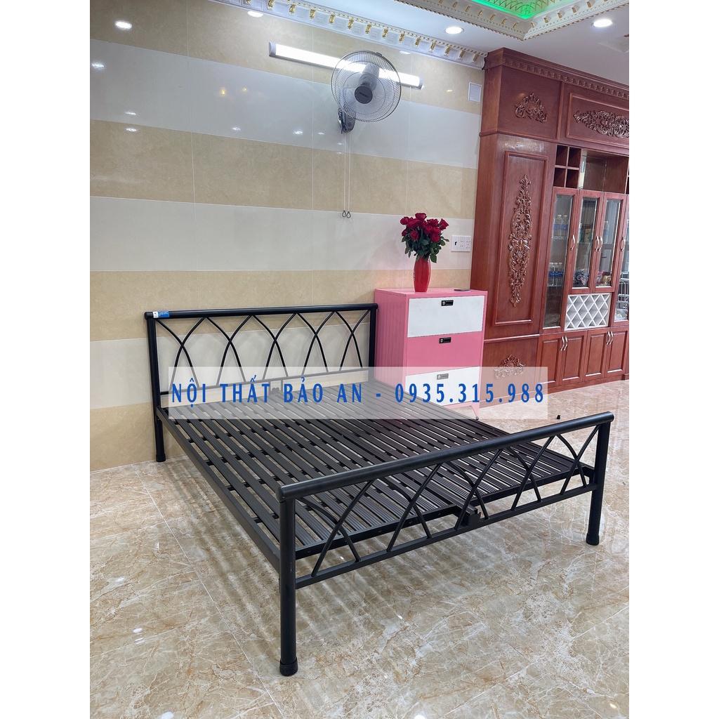 Giường sắt kiểu đan chéo 1m4x2m 