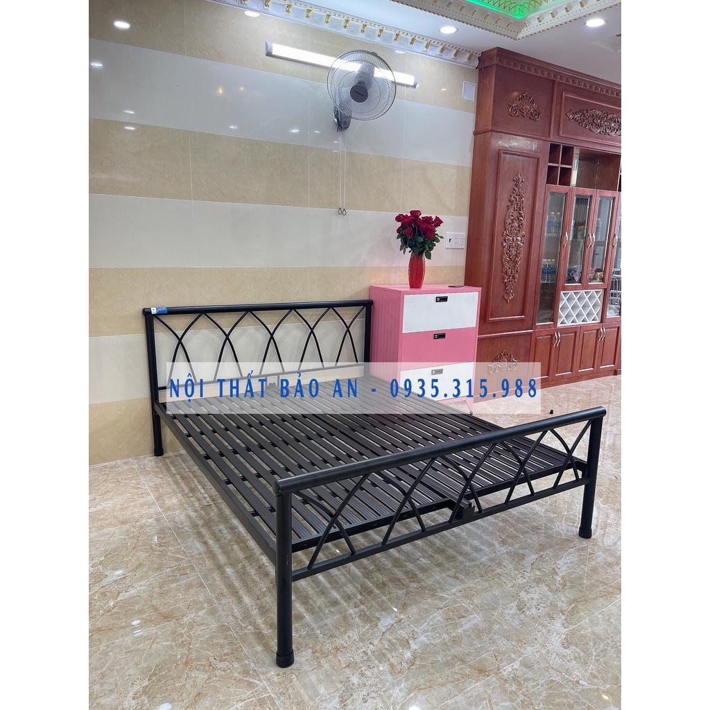 Giường sắt 1m4 x 2m đan chéo