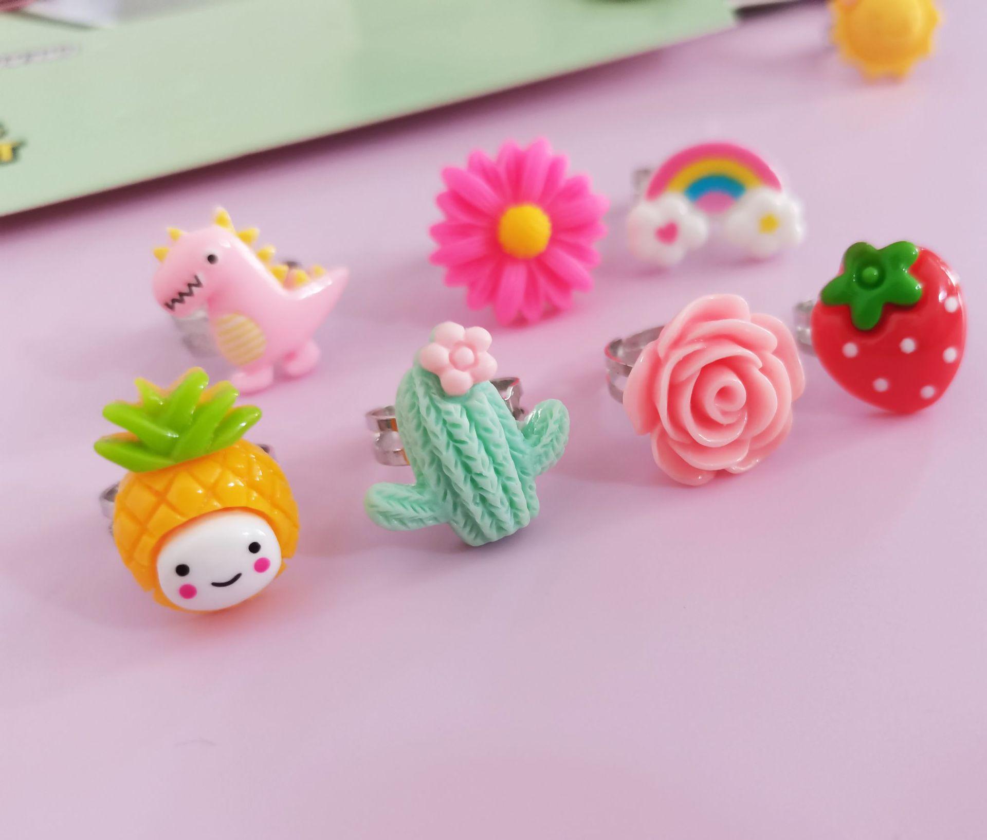 Nhẫn ngọc cho các cô gái nhỏ trong hộp, các cô gái chơi trang sức và neo