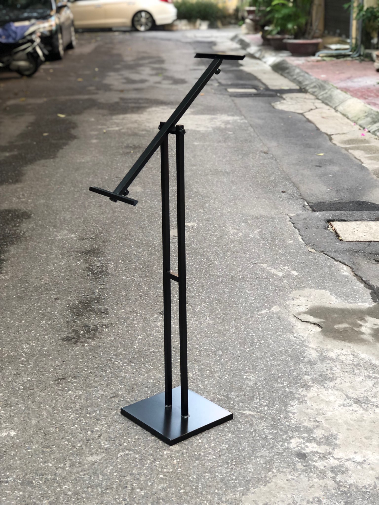 Giá standee để tranh hình chữ H, điều chỉnh được vị trí mặt tranh