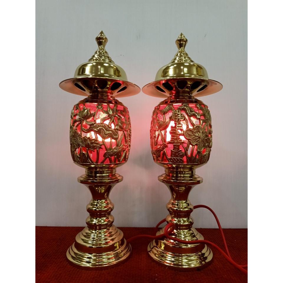 Đôi đèn thờ điện bằng đồng họa tiết hoa sen cao 36 cm - 45 cm