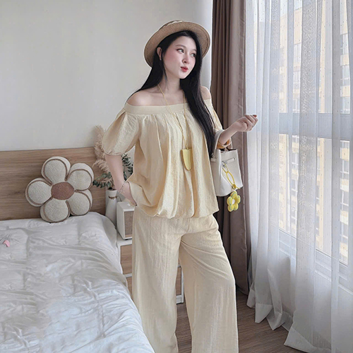 Bộ đồ ngủ nữ 2 màu trắng, be kiểu dáng rộng rãi thoải mái, chất liệu vải mềm mại, phù hợp cho việc ở nhà hoặc đi chơi nhẹ nhàng