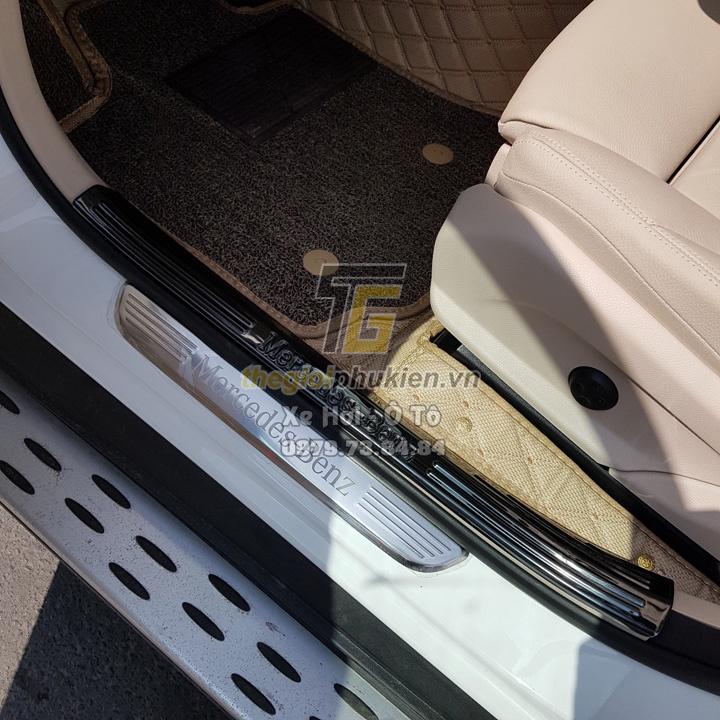 Bộ sản phẩm ỐP BẬC CỐP NGOÀI VÀ BẬC CỬA TRONG vân Titan xe Mercedes GLC