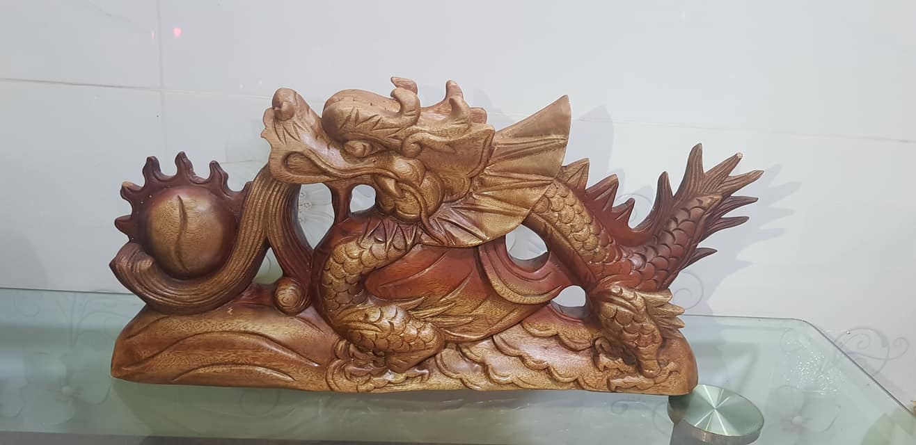 Tượng Rồng lửa Gỗ 50cmx22cmx6cm Anh Chị trưng: bàn, trang trí nhà cửa Màu Vàng đỏ nhẹ sáng đẹp ạ