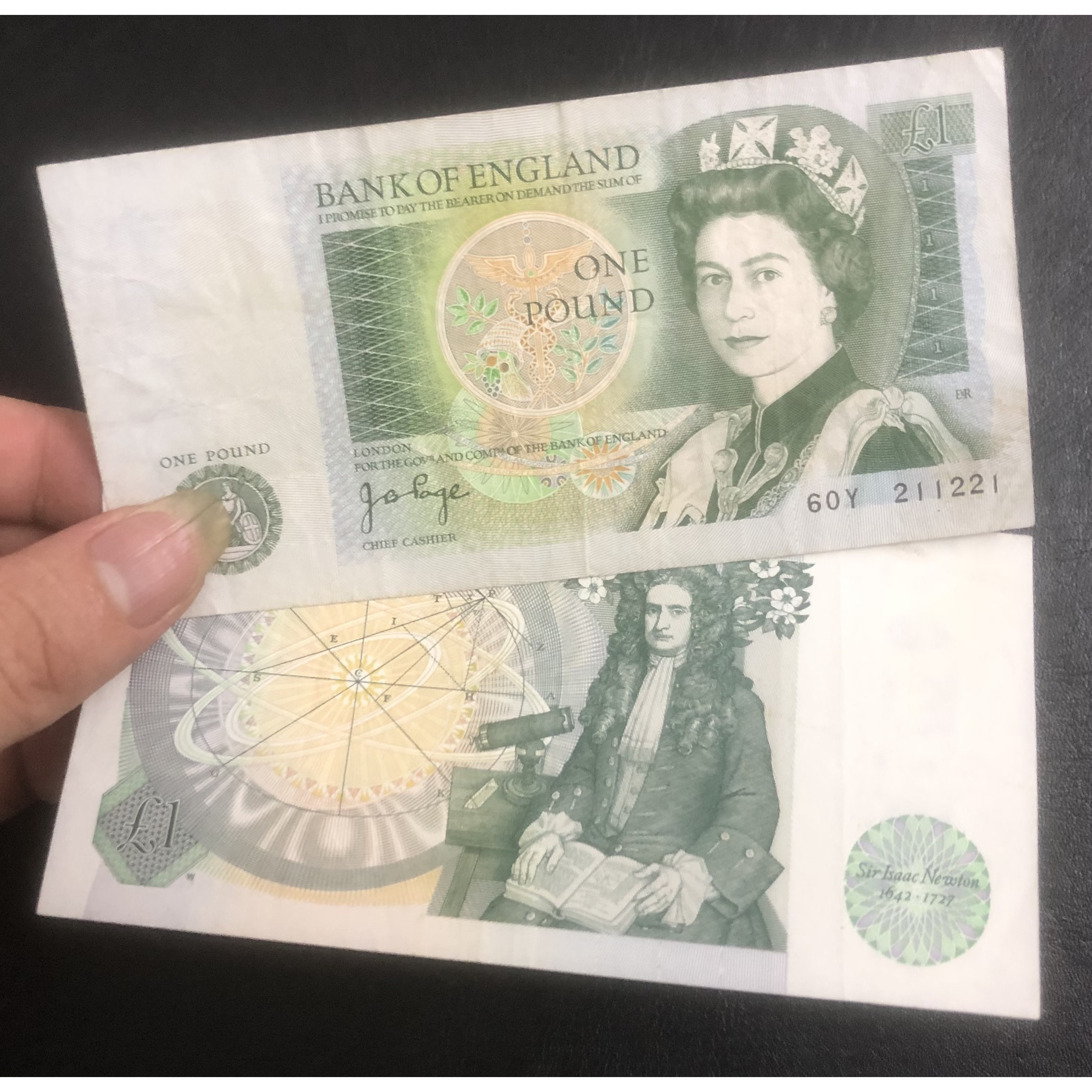 Tiền Anh quốc, mệnh giá 1 pound nữ hoàng Elizabeth II lúc mới lên ngôi, tiền mới cứng, tặng kèm bao nilong bảo quản