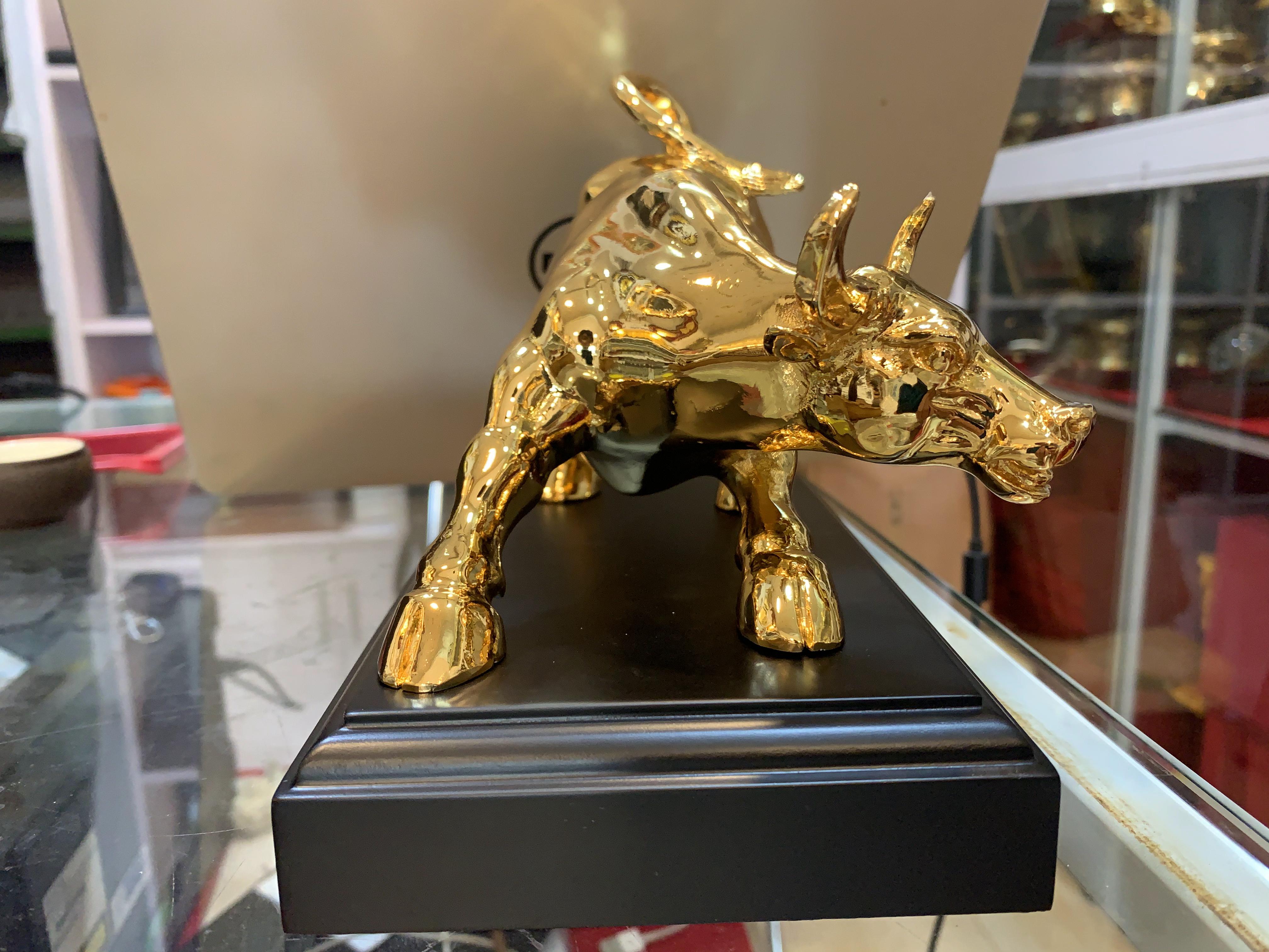 Tượng trâu húc bằng đồng mạ vàng 24k