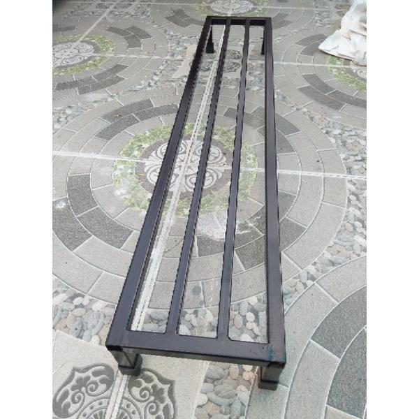 Kệ thép kê chậu cây. Dài 100cm. Rộng 20cm. Cao 10cm. 4 chân. 2 nan phụ. Hộp thép 2x2cm