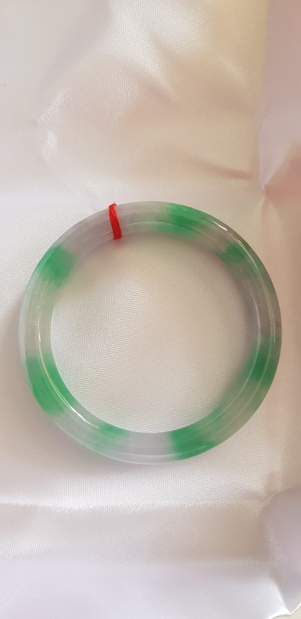 Vòng Cẩm Thạch tự nhiên mới TR LÝ Sao IC 49mm x cọng 7mm Vòng màu trắng xanh lý đều bóng đẹp nữ tay nhỏ 40kg - 49kg đeo rẻ đẹp ạ