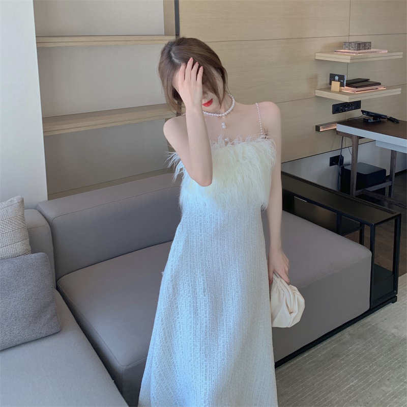 Đầm Xòe 2 Dây Phối Lông Đi Tiệc kiểu dáng xòe nhẹ nhàng nữ tính,phối lông ở ngực kèm dây hạt làm điểm nhấn. Tạo nên chiếc đầm phong cách thời trang trẻ trung,ngọt ngào nữ tính mà ko kém phần quyến rũ và sang chảnh. Màu sắc và kiểu dáng ko kén da lun ạ
