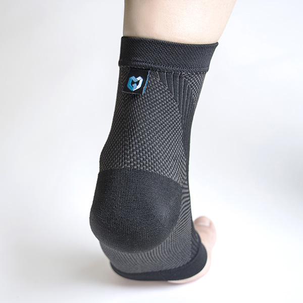 Băng đeo hỗ trợ bảo vệ cổ chân, mắt cá chân, thành phần từ sợi than tre, nano red cao cấp Grace Care AD320 - Made In Taiwan