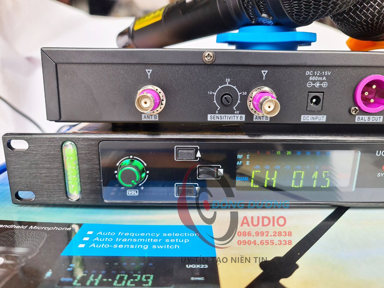TRỌN BỘ - BỘ MICRO KHÔNG DÂY UGX 23 SHURE PRO - VỈ ĐỎ - 4 RÂU - CHỐNG HÚ CAO - BẢO HÀNH 12 THÁNG