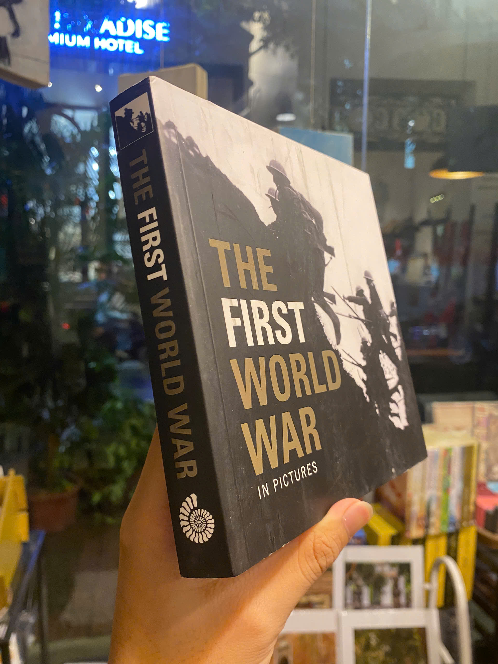 Sách - The First World War (In Pictures) - Ammonite Press | Photography / History Nonfiction
