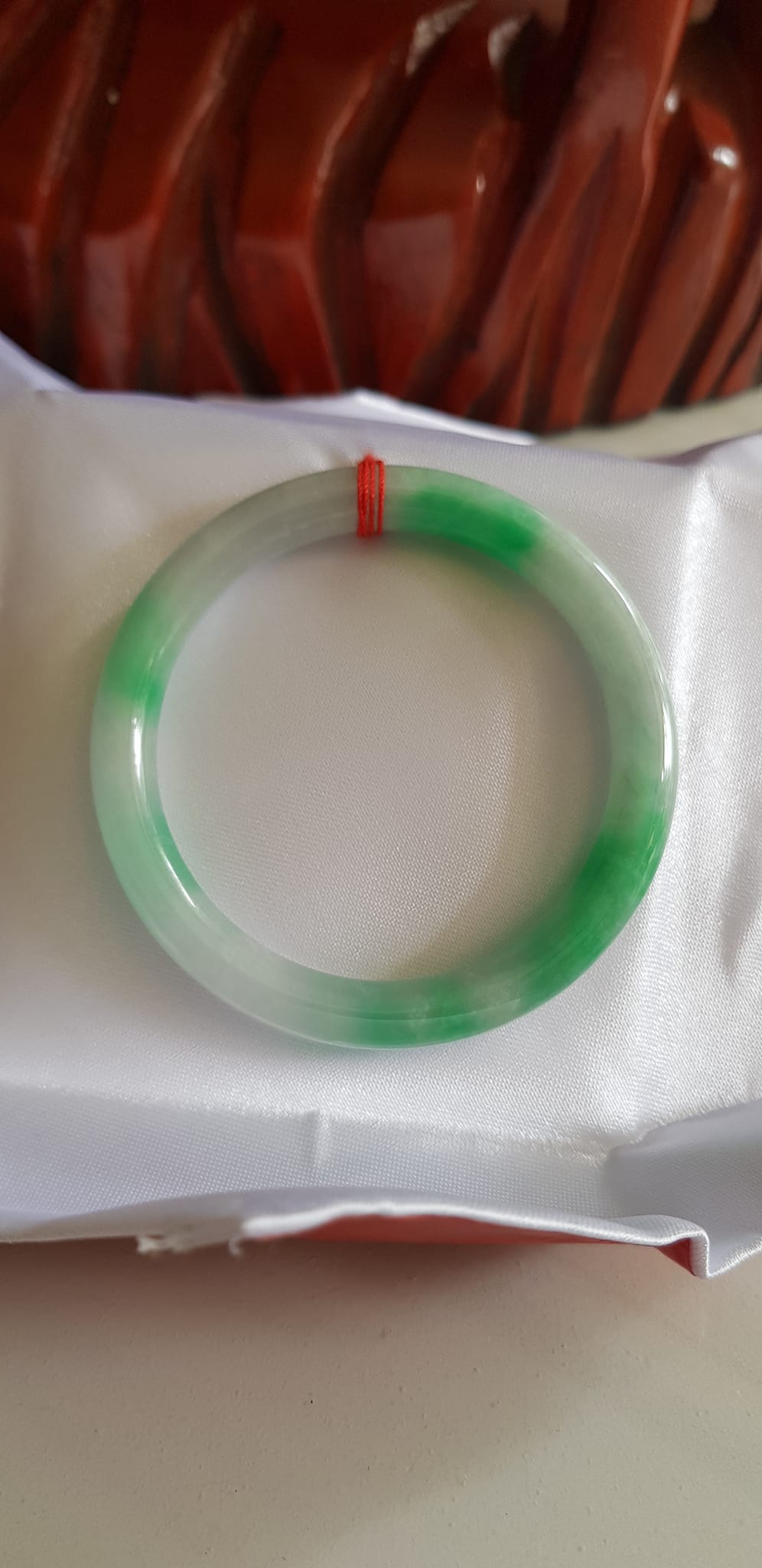 Vòng Cẩm Thạch tự nhiên mới TR LÝ  IC 49mm x cọng 7mm Vòng màu trắng xanh lý tươi đẹp nữ tay nhỏ 40kg - 49kg đeo rẻ đẹp ạ