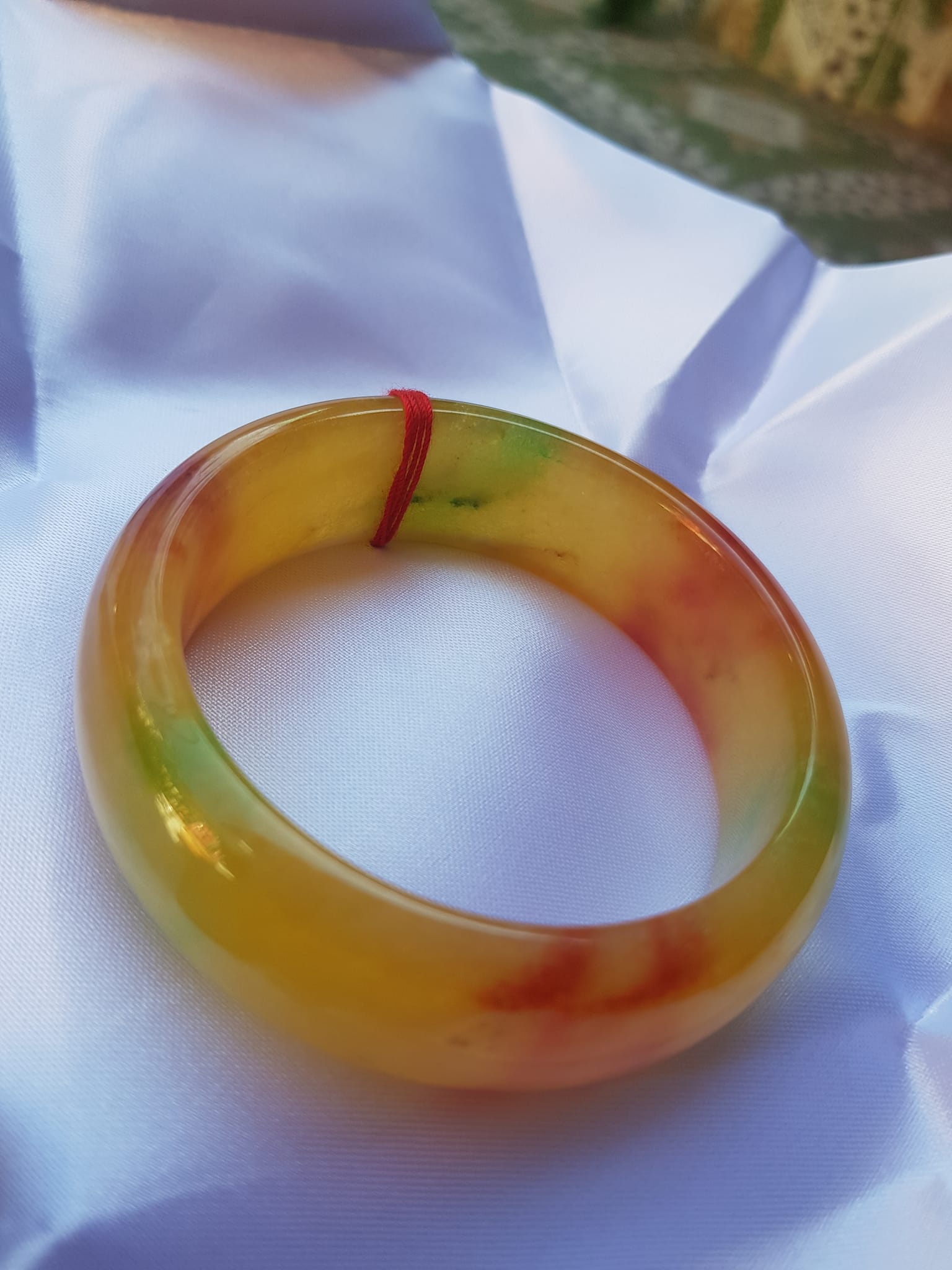 Vòng Tay Bản Hẹ Vàng Đỏ tươi bóng đẹp Size 59mm x cao 19mm x dầy 9mm Chất liệu đá cẩm thạch Hợp Nam Nữ mệnh Thổ mệnh Kim 60kg - 68kg đeo đẹp ạ