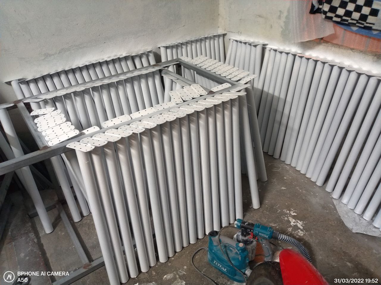 4 chân bàn sắt trắng , cao 72cm .phù hợp cho mọi loại bàn gỗ , đi kèm 16 ốc vít