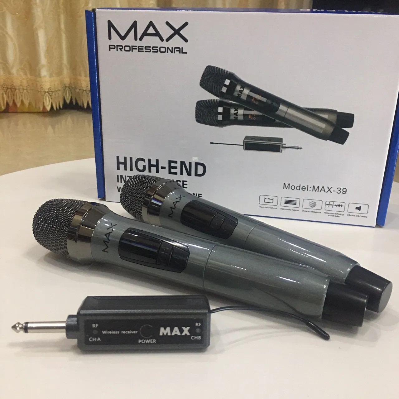 Micro Karaoke Không Dây Đa Năng Max 39 Chống Hú - Màn Hình Lcd Hiển Thị Tần Số - Phù Hợp Cho Mọi Thiết Bị