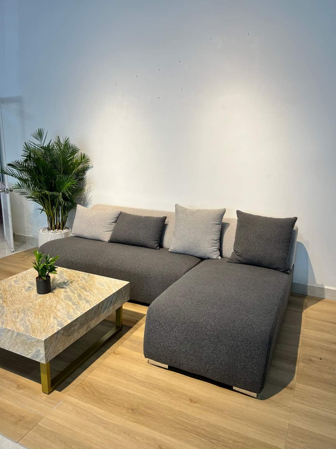 Băng góc Tundo Luxury phối màu hiện đại 2m2 x 1m4