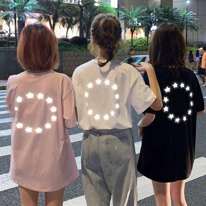 Áo thun cổ tròn hoạ tiết chữ và ngôi sao phản quang