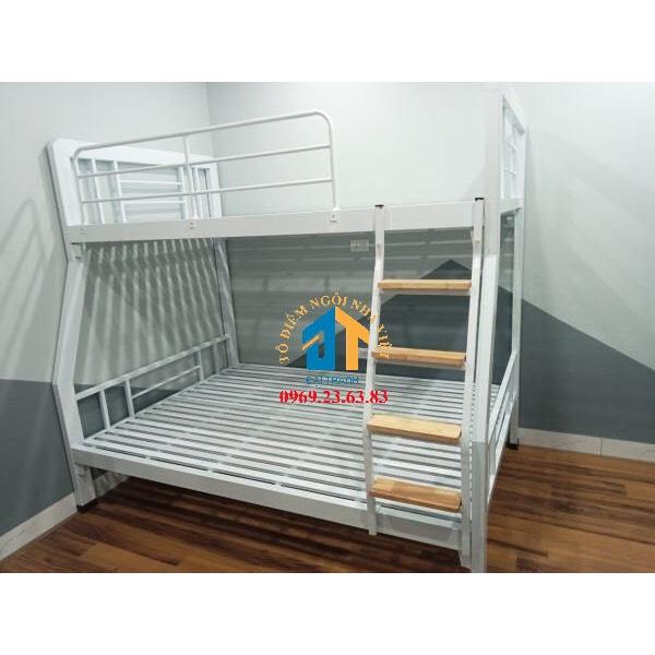 Giường sắt trên 1m2 dưới 1m4 màu trắng cực đẹp cực sang cầu thang bằng gỗ