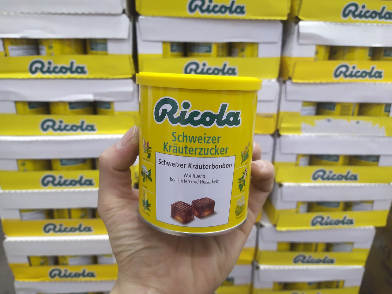 Kẹo ngậm đau họng Ricola Shweizer Krauterzucker tạo cảm giác dịu nhẹ và thơm mát miệng và cổ họng - QuaTangMe Extaste