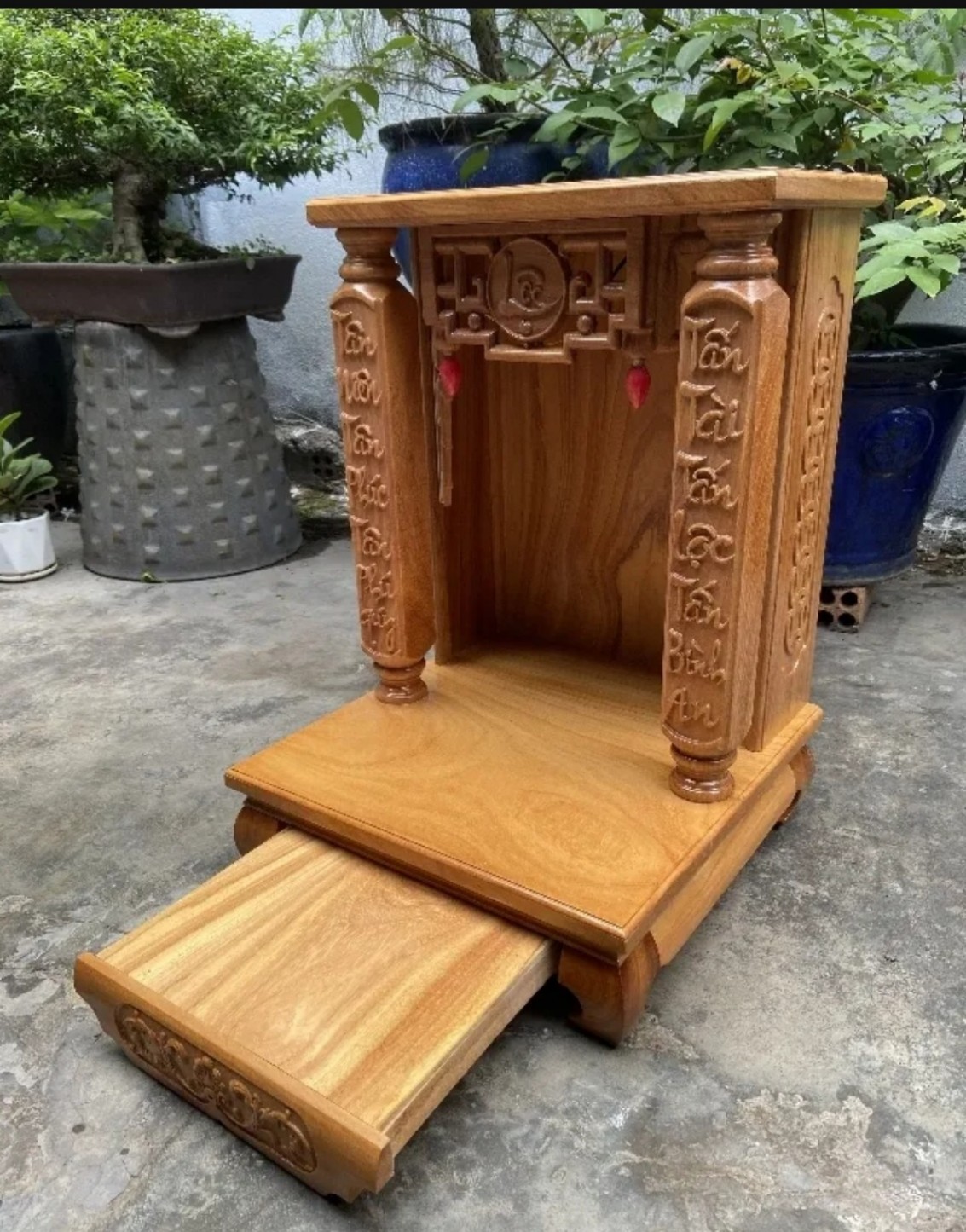 Bàn thờ thần tài ông địa cột vuông khắc chữ 48 x 68 cm