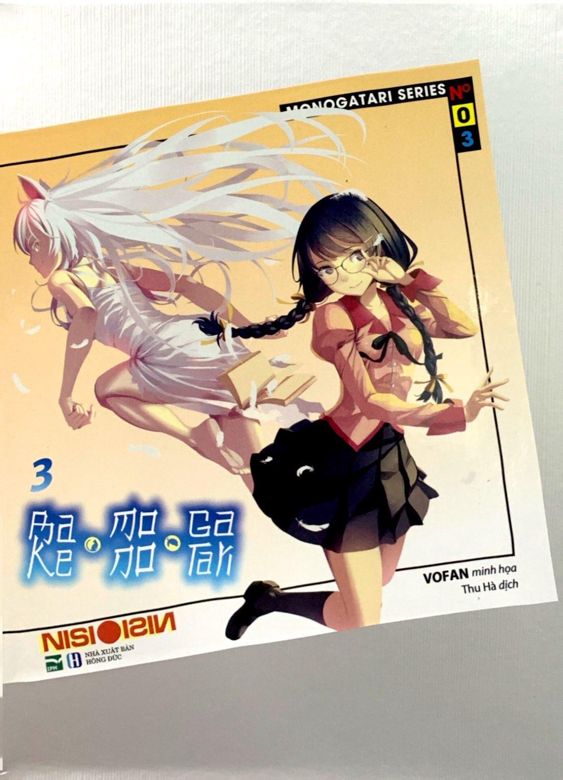BAKEMONOGATARI 3 - Bản Thường Ver B: Standee Bập Bênh + Postcard Nhựa