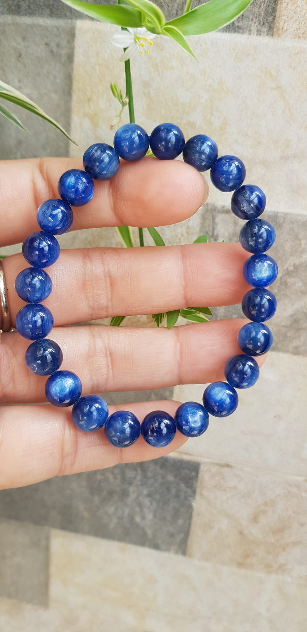 Vòng tay nữ đá kyanite tự nhiên hay đá Sapphire nước xanh dương Đậm bóng đẹp 8mm đẹp sang tốt sức khỏe , mang lại may mắn, tài lộc nữ mệnh Thủy mệnh Mộc đeo ạ