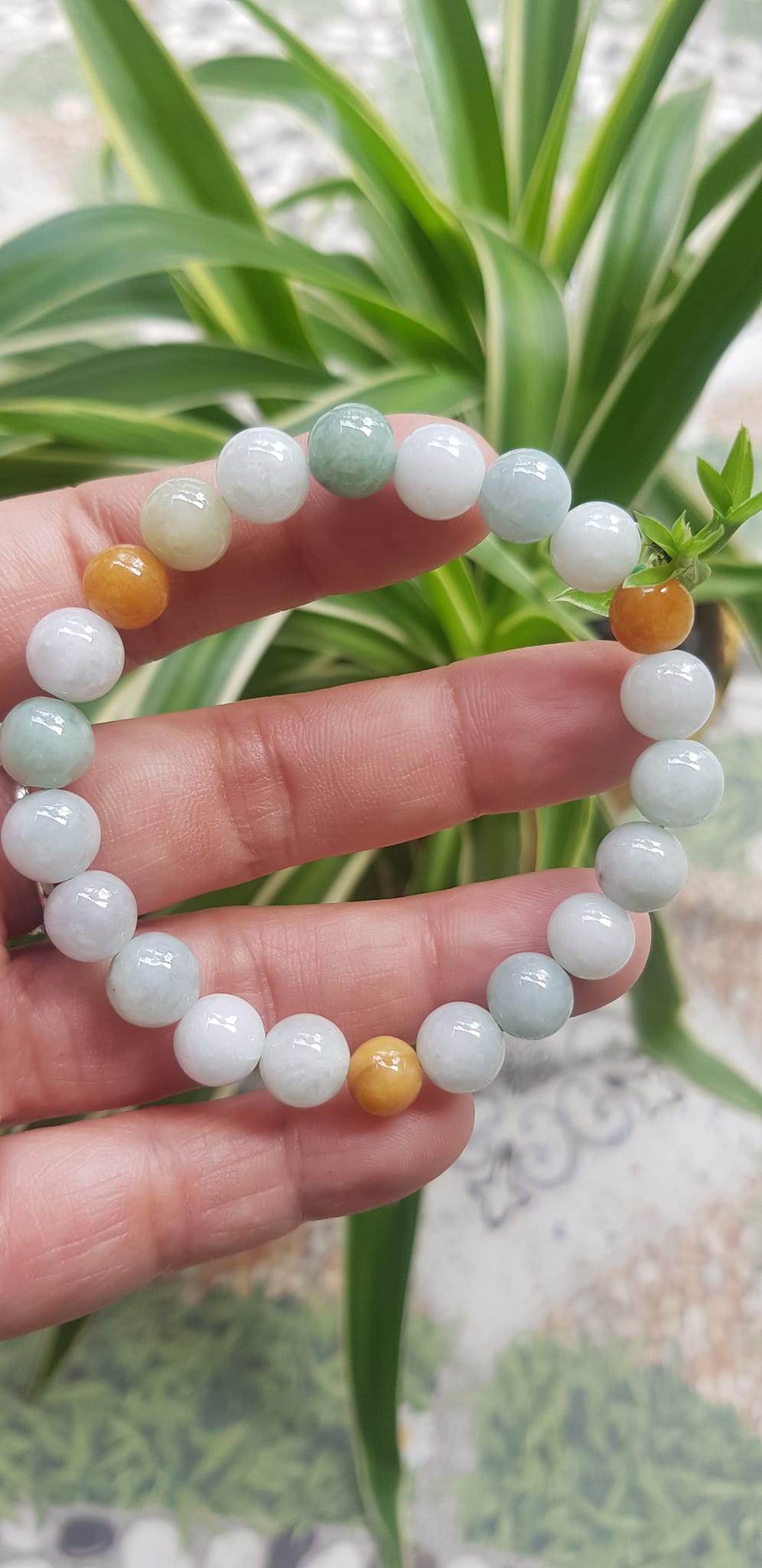 Vòng chuỗi đá Cẩm Thạch tự nhiên trắng huyết tam tài 8mm bóng đẹp Màu trắng bóng xanh vàng nữ đeo rất xinh đẹp xinh tay may mắn Vòng đá cẩm thạch tự nhiên tốt cho sức khoẻ công việc ạ