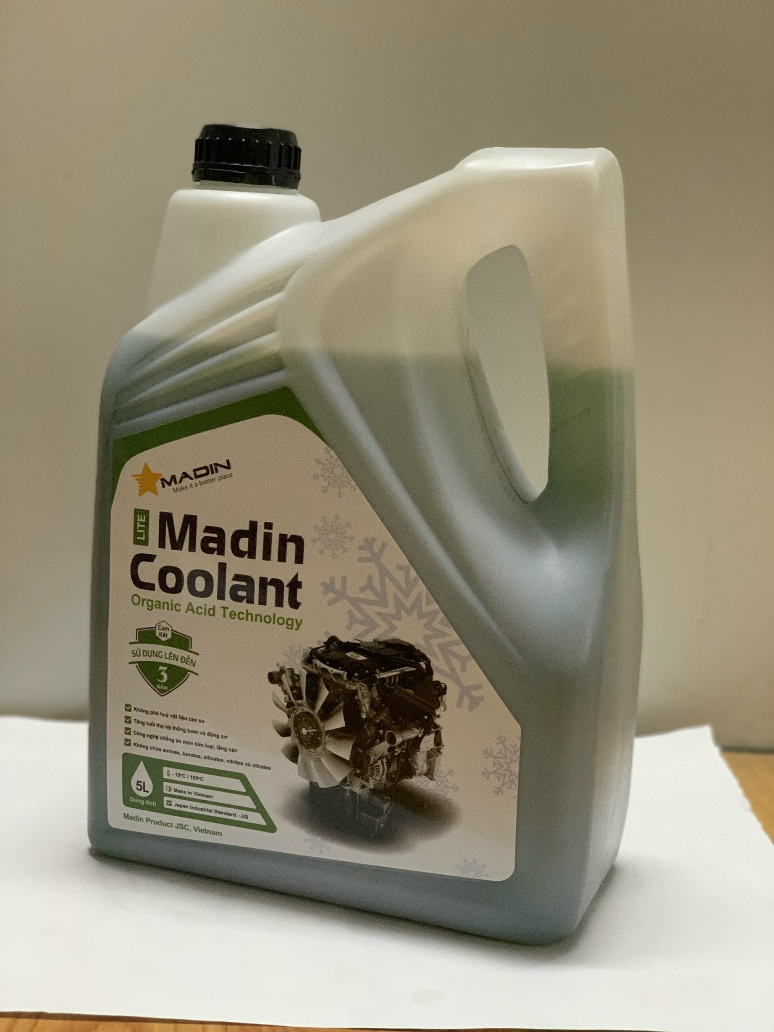 Nước làm mát động cơ ô tô Madin Coolant Lite màu Đỏ , Xanh can 5 lít