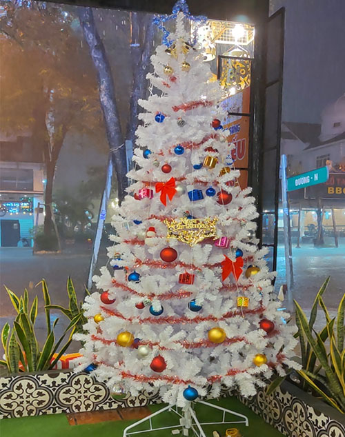 Cây thông noel màu trắng 1m2 - Tán dày và đẹp, cây thông chắc chắn và dể tháo lắp
