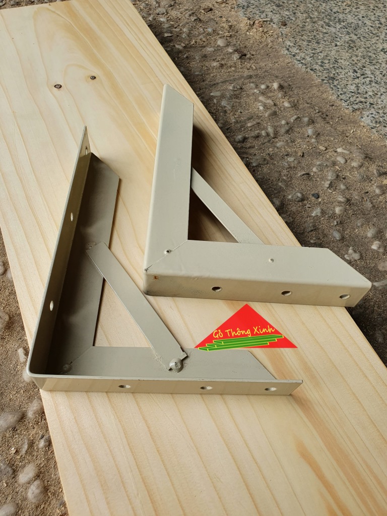 Cặp giá đỡ kệ gỗ dài 20cm bằng sắt đã sơn màu vàng nhạt, rất chắc chắn chịu lực tốt trên 30kg