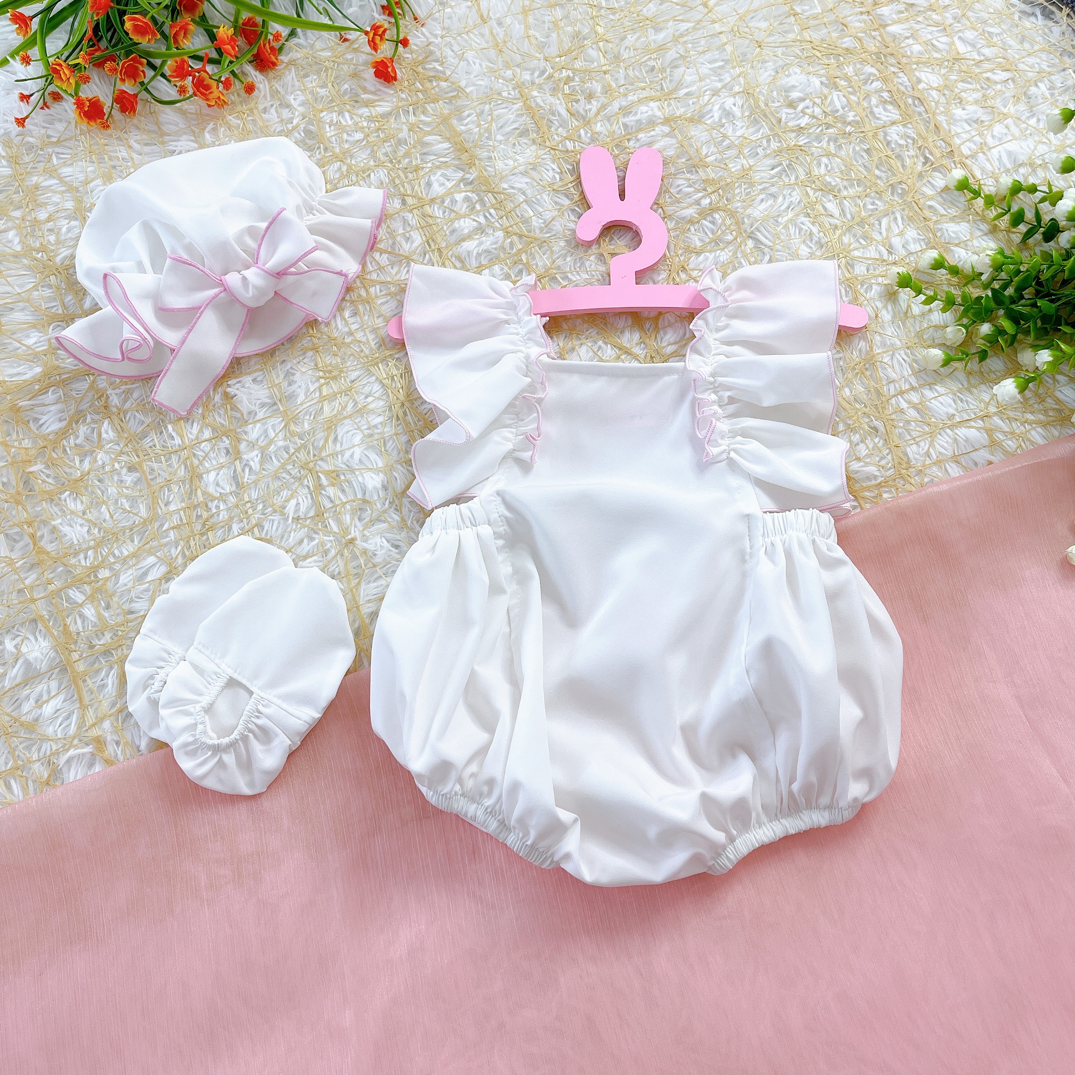 Body Trắng Viền Hồng Kèm Nón Và Giày Cho Bé sơ sinh - 12kg