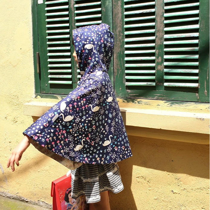 Áo khoác chống nắng cho bé gái 4 mùa kiểu áo cánh dơi poncho  mẫu thiên nga nền tím than đáng yêu cho bé